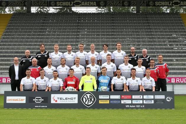 Fussball, GER, 3 Liga, Portraettermin 2016 2017, Mannschaftsfoto, VfR Aalen, Hintere Reihe von links: Masseur Achim Haegele, Physiotherapeut Frank Metz, Fabian Menig, Rico Preißinger, Nico Rodewald, Steffen Kienle, Markus Schwabl, Robert Mueller, Teammanager Bastian Noth, Betreuer Guenther Hammer. Mittlere Reihe von links: Geschaeftsfuehrer Markus Thiele, Cheftrainer Peter Vollmann, Yannick Deichmann, Mika Ojala, Thorsten Schulz, Matthias Morys, Gerrit Wegkamp, Torge Paetow, Daniel Schelhorn, Co-Trainer Jan Kilian, Torwarttrainer Timo Reus. Vordere Reihe von links: Oguzhan Kefkir, Thomas Geyer, Firat Sucsuz, Matthias Layer, Daniel Bernhardt, Raif Husic, Alexandros Kartalis, Maximilian Welzmueller, Sebastian Vasiliadis. 12.07.16, Aalen Copyright: Eibner-Pressefoto Langer
