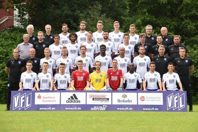 Fußball 3. Liga, Porträttermin 2016 2017, Mannschafsfoto VfL Osnabrück am 12.07.2016 in der Sportpark Illoshöhe in Osnabrück 4 Reihe v.li.: Psychologo Manfred Glüsenkamp Gluesenkamp, Mannschaftsarzt Dr. Clemens Kruse, Simon Tüting Tueting, Tobias Willers, Roberto Kristo, Steffen Tigges, Anthony Syhre, Mannschaftsarzt Dr. Thomas Herzig, Mannschaftsarzt Dr. Werner Wilm 3. Reihe v.li.: Sportkoordinator Lothar Gans, Teammanager Julius Ohnesorgs, Halil Savran, Nazim Sangare, Christian Groß Gross, Bastian Schulz, Michael Hohnstedt, Physiotherapeut Günter Schröder, Physiotherapeut Lennart Bartling, Zeugwart Mario Richter 2. Reihe v.li.: Trainer Joe Enochs, Co-Trainer Wolfgang Schütte Schuette, Kim Falkenberg, Jules Reimerink, Alexander Dercho, Kwasi Okyere Wriedt, David Pisot, Marc Heider, Torwarttrainer Rolf Meyer, Athletiktrainer Henrik Frach 1. Reihe v.li.: Pascal Richter, Lars Bleker, Torwart Leon Tigges, Torwart Marius Gersbeck, Torwart Frank Lehmann, Addy-Waku Menga, Ahmet Arslan, Kamer Krasniqi es fehlen Sebastian Klaas und Physiotherapeut Björn Ernst mt