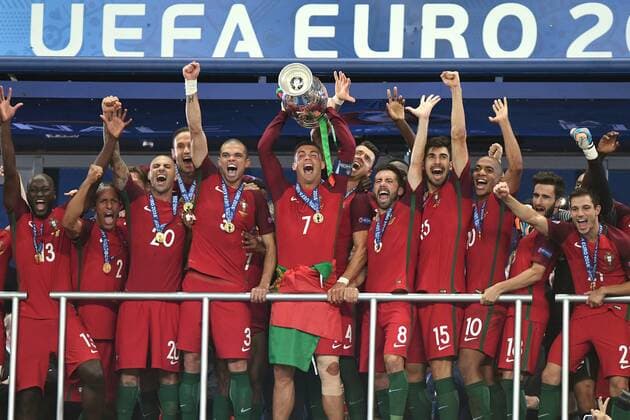 Cristiano RONALDO (POR) mit Pokal,Cup,Trophaee,Teamfoto,Team,Mannschaft,Mannschaftsfoto, Jubel,Freude, Begeisterung,Siegerehrung. Finale Spiel M51. Portugal (POR)-Frankreich (FRA) 1-0. am 10.07.2016 in Paris Saint Denis,Stade de France. Fussball EM 2016 in Frankreich vom 10.06. - 10.07.2016.