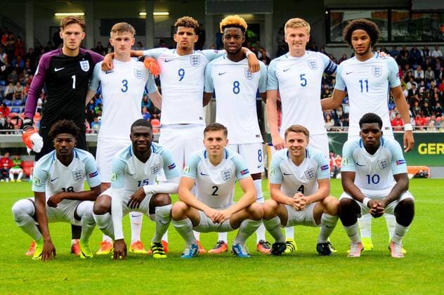 Die englische Startelf, h.r.v.l. Torwart Freddie Woodman (ENG), Callum Connolly (ENG), Dominic Solanke (ENG), Joshua Onomah (ENG), Taylor Moore (ENG), Isaiah Brown (ENG), v.r.v.l. Ainsley Maitland-Niles (ENG), Fikayo Tomori (ENG), Jonjoe Kenny (ENG), Jordan Rossiter (ENG), Oluwaseyi Ojo (ENG). Deutschland, Heidenheim: Fussball, UEFA Under19 Championship: Frankreich vs England am 12.07.2016, Voith-Arena.