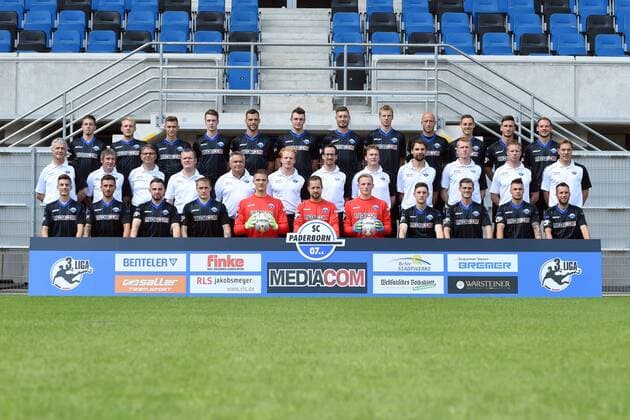 Fußball 3. Liga, Porträttermin 2016 2017, Mannschafsfoto SC Paderborn 07 am 13.07.2016 in der Benteler-Arena in Paderborn hintere Reihe v.li.: Aykut Soyak, Ben Zolinski, Jan Steven Erisa, Sebastian Schonlau, Koen Van der Biezen, Tim Mannek, Christian Strohdiek, Thomas Bertels, Tim Sebastian, Florian Ruck, Dino Medjedovic, Felix Herzenbruck 2. Reihe v. li.: Mannschaftsarzt Dr. Hans Walter Hemmen, Mannschaftsarzt Dr. Matthias Porsch, Mannschaftsarzt Dr. Lutz Mahlke, Mannschaftsarzt Dr. Karl-Friedrich Schünemann, Zeugwart Michael Heppner, Physiotherapeut Robert Wezorke, Physiotherapeut Jörg Liebeck, Scort Dr. Jörg Weber, Teammanager Ole Siegel, Torwarttrainer Nico Burchert, Co-Trainer Markus Feldhoff, Trainer Rene Müller Mueller. 1. Reihe v.li.: Semit Saric, Robin Krause Krausse, Pascal Itter, Sven Michel, Till Brinkmann, Lukas Kruse, Jonas Brammen, Christian Bikel, Marc Vucinovic, Niko Dobros, Marc - Andre Kruska mt