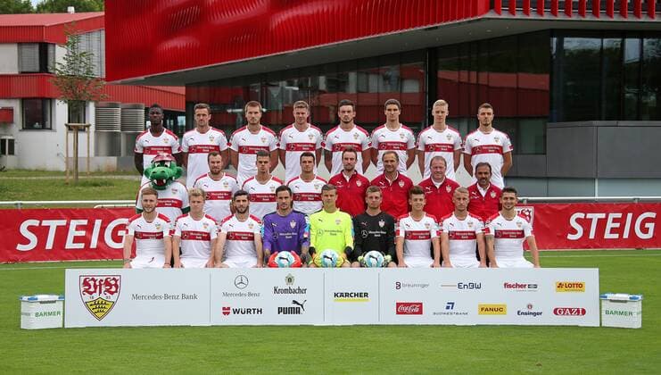 Fussball 2. Bundesliga 2016 2017 13.07.2016 Fototermin beim VfB Stuttgart Mannschaftsbild VfB Stuttgart: Stephen Sama, Christian Gentner, Toni Sunjic, Simon Terodde, Boris Tashchy, Marcin Kaminski, Timo Baumgartl, Anto Grgic (hinten v.l.) Maskottchen Fritzle, Kevin Grosskreutz, Jan Kliment, Philip Heise, Matthias Schiffers (Athletik-Trainer, Marco Langner (Torwart-Trainer), Remy Reijnierse (Co-Trainer), Jos Luhukay (mitte v.l., Chef-Trainer) Alexandru Maxim, Jean Zimmer, Emiliano Insua, Jens grahl, Mitchell Langerak, Benjamin Uphoff, Marvin Wanitzek, Mart Ristl, Matthias Zimmermann (vorn v.l. )