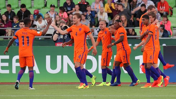 Spieler der Niederlande jubeln über das Tor zum 1:0, Jubel, Torjubel, Torerfolg, celebrate the goal, goal, celebration, Jubel ueber das Tor, optimistisch, Action, Aktion, Fussball, UEFA U19-EM, Niederlande - England, xozx