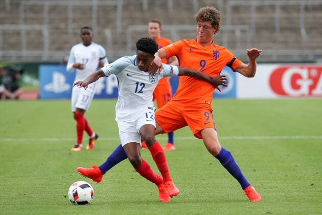 v.li.: Kyle Walker-Peters (England, 12), Sam Lammers (Niederlande, 9), Zweikampf, Duell, duel, tackle, tackling, Dynamik, Action, Aktion, Fussball, UEFA U19-EM, Niederlande - England, xozx