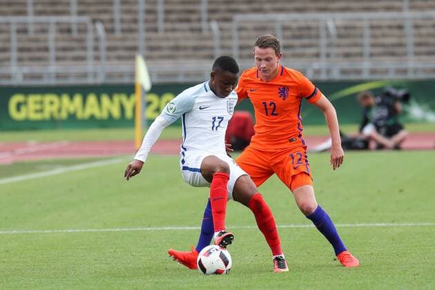 v.li.: Ademola Lookman (England, 17), Julian Lelieveld (Niederlande, 12), Zweikampf, Duell, duel, tackle, tackling, Dynamik, Action, Aktion, Fussball, UEFA U19-EM, Niederlande - England, xozx
