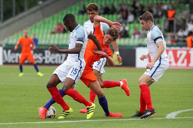 v.li.: Fikayo Tomori (England, 15), Sam Lammers (Niederlande, 9), Dominic Solanke (England, 9), Jordan Rossiter (England, 4), Zweikampf, Duell, duel, tackle, tackling, Dynamik, Action, Aktion, Fussball, UEFA U19-EM, Niederlande - England, xozx