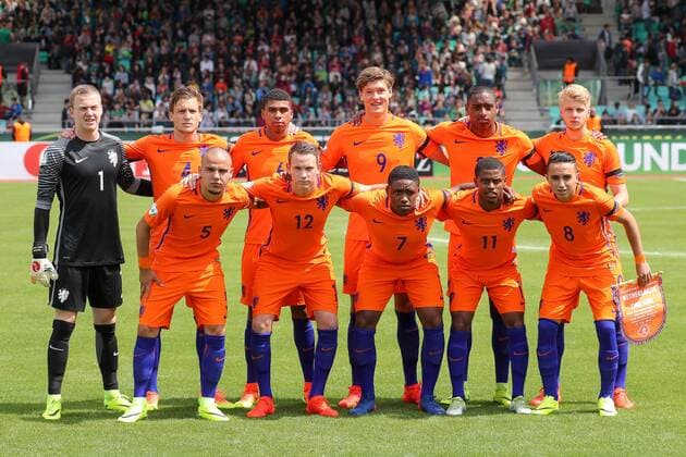 oben v.li.: Yanick van Osch (Torwart, Niederlande, 1), Hidde ter Avest (Niederlande, 4), Laros Duarte (Niederlande, 6), Sam Lammers (Niederlande, 9), Pablo Rosario (Niederlande, 3), Jari Schuurman (Niederlande, 10), unten v.li.: Calvin Verdonk (Niederlande, 5), Julian Lelieveld (Niederlande, 12), Steven Bergwijn (Niederlande, 7), Kenneth Paal (Niederlande, 11), Abdelhak Nouri (Niederlande, 8, Kapitän), Mannschaftsfoto, Aufstellung, Teamfoto, Mannschaft, Team, Gruppenbild, Startaufstellung, Fussball, UEFA U19-EM, Niederlande - England, xozx