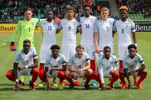oben v.li.: Freddie Woodman (Torwart, England, 1), Fikayo Tomori (England, 15), Dominic Solanke (England, 9), Reece Oxford (England, 16), Taylor Moore (England, 5, Kapitän), Joshua Onomah (England, 8), unten v.li.: Tammy Abraham (England, 7), Ainsley Maitland-Niles (England, 18), Jordan Rossiter (England, 4), Ademola Lookman (England, 17), Kyle Walker-Peters (England, 12), Mannschaftsfoto, Aufstellung, Teamfoto, Mannschaft, Team, Gruppenbild, Startaufstellung, Fussball, UEFA U19-EM, Niederlande - England, xozx