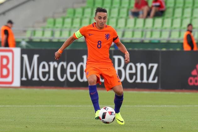 Abdelhak Nouri (Niederlande, 8, Kapitän) am Ball, Freisteller, Ganzkörper, Einzelbild, Aktion, Action, Fussball, UEFA U19-EM, Niederlande - England, xozx