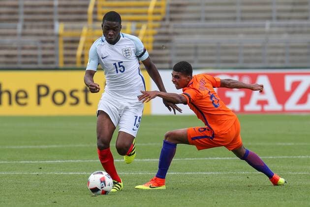 Bilder des Tages - Sport v.li.: Fikayo Tomori (England, 15), Laros Duarte (Niederlande, 6), Zweikampf, Duell, duel, tackle, tackling, Dynamik, Action, Aktion, Fussball, UEFA U19-EM, Niederlande - England, xozx