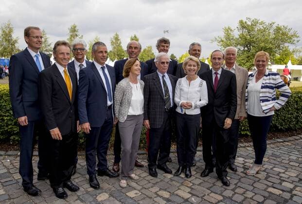 Aachen - CHIO 2016 Verleihung Goldene Sportpyramide durch die Deutsche Sporthilfe. Neuaufnahme in die Hall of Fame des deutschen Sports. Hartwig Gauder, Eberhard Gienger, Cornelia Hanisch, Peter-Michael Kolbe, Bernhard Langer, Meinhard Nehmer, Alexander Pusch, Dr. Harald Schmid, Dr. Arnd Schmitt, Alwin Schockemöhle, Pia Wunderlich, Manfred Germar Marika Kilius zusammen mit der Bundesministerin der Verteidigung Ursula von der Leyen -
