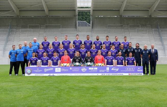Team Erzgebirge Aue Fußball 2.Bundesliga 2016 17 Aue, 17.07.2016, Erzgebirgsstadion, Fußball, 2.Bundesliga , Porträttermin, Saison 2016 2017, Mannschaftsfoto , Im Bild; hintere Reihe v.l.n.r.; Mannschaftsleiter Bernd Zimmermann, Martin Toshev, Adam Susac, Steve Breitkreuz, Marcin Sieber, Louis Samson, Cebio Soukou, Dimitrij Nazarov, Christian Tiffert und Julian Riedel. , mittlere Reihe v.l.n.r.; Mannschaftsarzt Christian Frenzel, Mannschaftsarzt Torsten Friedrich, Mannschaftsarzt Stephan Rezmann , Masseur Jens Borchert, Sebastian Hertner, Nicky Adler, Fabian Kalig, Sören Bertram, Fabio Kaufmann, Björn Kluft, Pascal Köpke, Mario Kvesic, Fitnesstrainer Werner Schoupa, Torwarttrainer Max Urwantschky, Co-Trainer Robin Lenk, Trainer Pavel Dotchev und Präsident Helge Leonhardt. , vordere Reihe v.l.n.r.; Simon Handle, Calogero Rizzuto, Clemens Fandrich, Mario Seidel, Maik Ebersbach, Martin Männel, Robert Jendrusch, Max Wegner, Philipp Riese und Simon Skarlatidis. ,