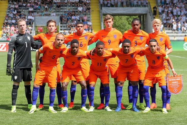 oben v.li.: Yanick van Osch (Torwart, Niederlande, 1), Hidde ter Avest (Niederlande, 4), Laros Duarte (Niederlande, 6), Sam Lammers (Niederlande, 9), Pablo Rosario (Niederlande, 3), Jari Schuurman (Niederlande, 10), unten v.li.: Calvin Verdonk (Niederlande, 5), Deyovaisio Zeefuik (Niederlande, 2), Kenneth Paal (Niederlande, 11), Steven Bergwijn (Niederlande, 7), Abdelhak Nouri (Niederlande, 8, Kapitän), Mannschaftsfoto, Aufstellung, Teamfoto, Mannschaft, Team, Gruppenbild, Startaufstellung, Fussball, UEFA U19-EM, Niederlande - Frankreich, xozx