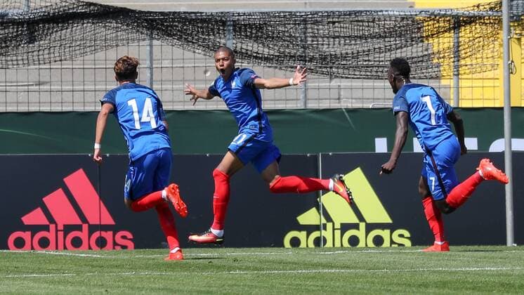 v.li.: Amine Harit (Frankreich, 14), Torschütze Kylian Mbappe (Frankreich, 11) und Jean-Kevin Augustin (Frankreich, 7) jubeln über das 0:1, Jubel, Torjubel, Torerfolg, celebrate the goal, goal, celebration, Jubel ueber das Tor, optimistisch, Action, Aktion, Fussball, UEFA U19-EM, Niederlande - Frankreich, xozx