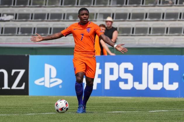 Steven Bergwijn (Niederlande, 7) breitet die Arme aus, enttäuscht schauend, Enttäuschung, Frustration, disappointed, pessimistisch, Fussball, UEFA U19-EM, Niederlande - Frankreich, xozx