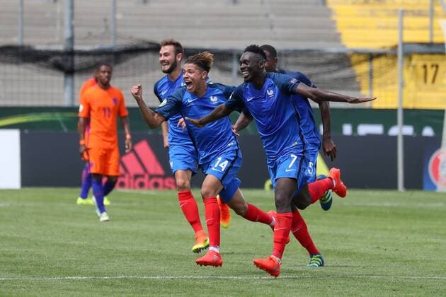 v.li.: Amine Harit (Frankreich, 14) und Torschütze Jean-Kevin Augustin (Frankreich, 7) jubeln über das Tor zum 0:2, Jubel, Torjubel, Torerfolg, celebrate the goal, goal, celebration, Jubel ueber das Tor, optimistisch, Action, Aktion, Fussball, UEFA U19-EM, Niederlande - Frankreich, xozx