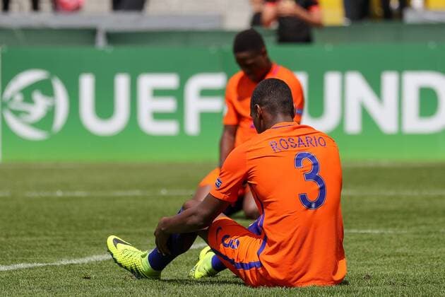 Pablo Rosario (Niederlande, 3) am Boden, enttäuscht schauend, Enttäuschung, Frustration, disappointed, pessimistisch, Fussball, UEFA U19-EM, Niederlande - Frankreich, xozx