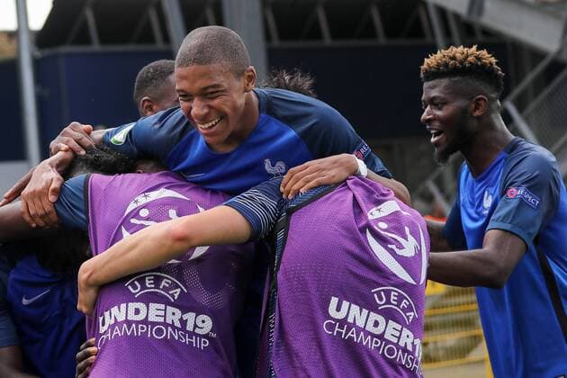 Frankreichs Spieler und Ersatzspieler jubeln über das 1:5, Jubel, Torjubel, Torerfolg, celebrate the goal, goal, celebration, Jubel ueber das Tor, optimistisch, Action, Aktion, Fussball, UEFA U19-EM, Niederlande - Frankreich, xozx