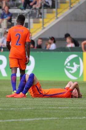 v.li.: Deyovaisio Zeefuik (Niederlande, 2), Jari Schuurman (Niederlande, 10), enttäuscht schauend, Enttäuschung, Frustration, disappointed, pessimistisch, Fussball, UEFA U19-EM, Niederlande - Frankreich, xozx