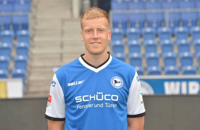 22.07.2016, Fussball, 2. LIGA, Saison 2016 2017, SCHÜCO-ARENA, BIELEFELD Fußball, GER, 2.BL, Portraittermin 2016 2017, Arminia Bielefeld Brian Behrendt (Arminia Bielefeld), Aktion, Einzelbild, Quer, Portrait