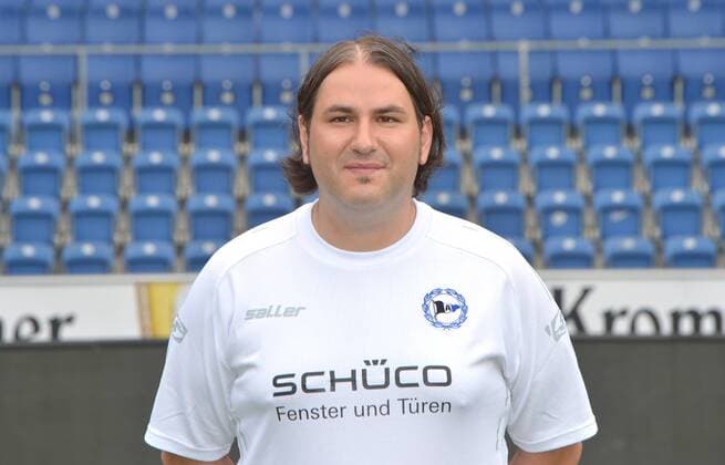 22.07.2016, Fussball, 2. LIGA, Saison 2016 2017, SCHÜCO-ARENA, BIELEFELD Fußball, GER, 2.BL, Portraittermin 2016 2017, Arminia Bielefeld Samuel da Costa (Masseur Arminia Bielefeld), Aktion, Einzelbild, Quer, Portrait