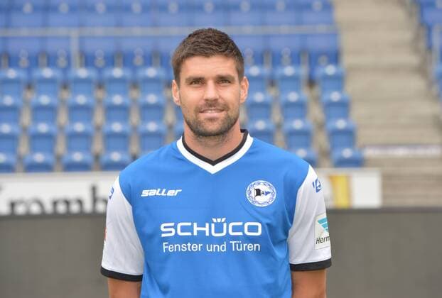 22.07.2016, Fussball, 2. LIGA, Saison 2016 2017, SCHÜCO-ARENA, BIELEFELD Fußball, GER, 2.BL, Portraittermin 2016 2017, Arminia Bielefeld Florian Dick (Arminia Bielefeld), Aktion, Einzelbild, Quer, Portrait