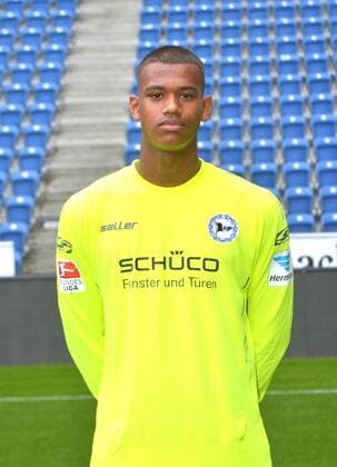 22.07.2016, Fussball, 2. LIGA, Saison 2016 2017, SCHÜCO-ARENA, BIELEFELD Fußball, GER, 2.BL, Portraittermin 2016 2017, Arminia Bielefeld Baboucarr Gaye (Arminia Bielefeld), Aktion, Einzelbild, Hoch, Portrait