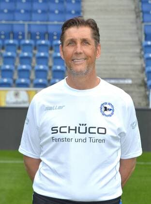 22.07.2016, Fussball, 2. LIGA, Saison 2016 2017, SCHÜCO-ARENA, BIELEFELD Fußball, GER, 2.BL, Portraittermin 2016 2017, Arminia Bielefeld Manfred Gloger (Torwart-Trainer Arminia Bielefeld), Aktion, Einzelbild, Hoch, Co-Trainer, Assistenztrainer