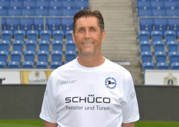 22.07.2016, Fussball, 2. LIGA, Saison 2016 2017, SCHÜCO-ARENA, BIELEFELD Fußball, GER, 2.BL, Portraittermin 2016 2017, Arminia Bielefeld Manfred Gloger (Torwart-Trainer Arminia Bielefeld), Aktion, Einzelbild, Quer, Co-Trainer, Assistenztrainer