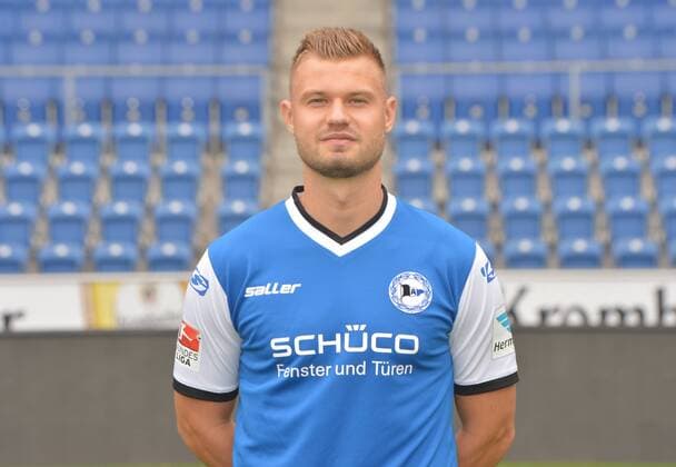 22.07.2016, Fussball, 2. LIGA, Saison 2016 2017, SCHÜCO-ARENA, BIELEFELD Fußball, GER, 2.BL, Portraittermin 2016 2017, Arminia Bielefeld Florian Hartherz (Arminia Bielefeld), Aktion, Einzelbild, Quer, Portrait