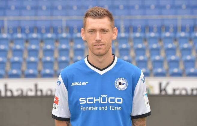22.07.2016, Fussball, 2. LIGA, Saison 2016 2017, SCHÜCO-ARENA, BIELEFELD Fußball, GER, 2.BL, Portraittermin 2016 2017, Arminia Bielefeld Manuel Junglas (Arminia Bielefeld), Aktion, Einzelbild, Quer, Portrait