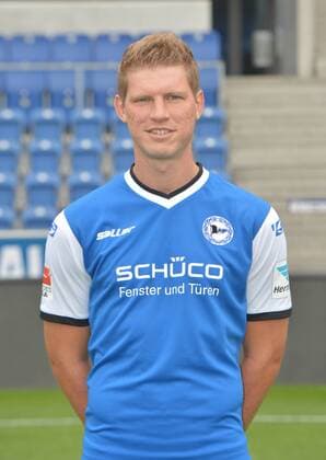 22.07.2016, Fussball, 2. LIGA, Saison 2016 2017, SCHÜCO-ARENA, BIELEFELD Fußball, GER, 2.BL, Portraittermin 2016 2017, Arminia Bielefeld Fabian Klos (Arminia Bielefeld), Aktion, Einzelbild, Hoch, Portrait