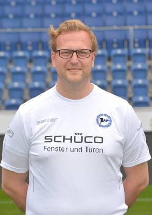 22.07.2016, Fussball, 2. LIGA, Saison 2016 2017, SCHÜCO-ARENA, BIELEFELD Fußball, GER, 2.BL, Portraittermin 2016 2017, Arminia Bielefeld Dr. Tim Niedergassel (Mannschaftsarzt Arminia Bielefeld), Aktion, Einzelbild, Hoch, Portrait