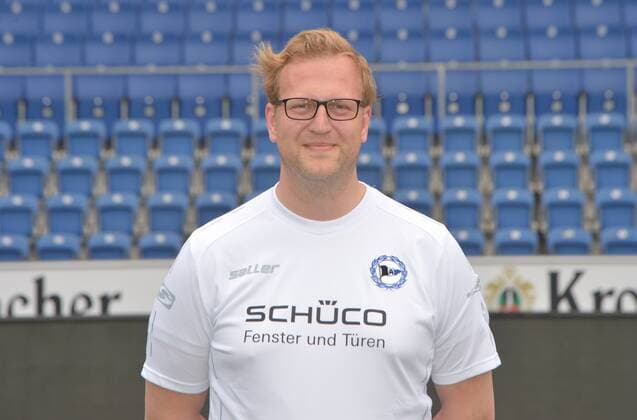 22.07.2016, Fussball, 2. LIGA, Saison 2016 2017, SCHÜCO-ARENA, BIELEFELD Fußball, GER, 2.BL, Portraittermin 2016 2017, Arminia Bielefeld Dr. Tim Niedergassel (Mannschaftsarzt Arminia Bielefeld), Aktion, Einzelbild, Quer, Portrait