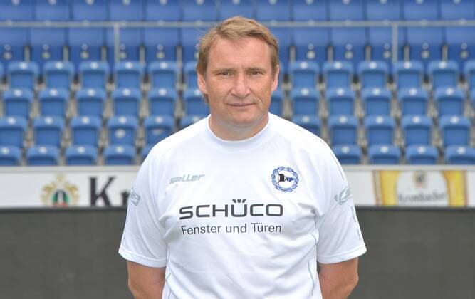 22.07.2016, Fussball, 2. LIGA, Saison 2016 2017, SCHÜCO-ARENA, BIELEFELD Fußball, GER, 2.BL, Portraittermin 2016 2017, Arminia Bielefeld Dirk Westerhold (Betreuer Arminia Bielefeld), Aktion, Einzelbild, Quer, Portrait