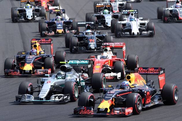 Motorsports: FIA Formula One World Championship WM Weltmeisterschaft 2016, Grand Prix of Hungary, 3 Daniel Ricciardo (AUS, Red Bull Racing), 6 Nico Rosberg (GER, Mercedes AMG Petronas Formula One Team), 33 Max Verstappen (NLD, Red Bull Racing), 5 Sebastian Vettel (GER, Scuderia Ferrari), start, mass, Masse, Menge, viele, many xHOCHxZWEIx