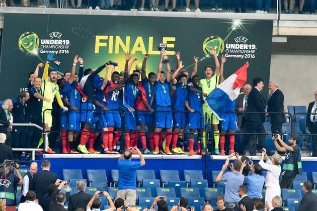 Fußball, U19 EM, Finale, Frankreich ist Europameister GER, UEFA U19 2016, Finale, Frankreich (FRA) vs Italien (ITA) 24.07.2016, Rhein-Neckar-Arena, Sinsheim, GER, UEFA U19 EURO 2016, Finale, France (FRA) vs Italy (ITA), picture shows im Bild: Frankreich ist U19-Europameister, Siegerzeremonie mit Pokal Foto © nordphoto Fabisch nordphotox xFabisch
