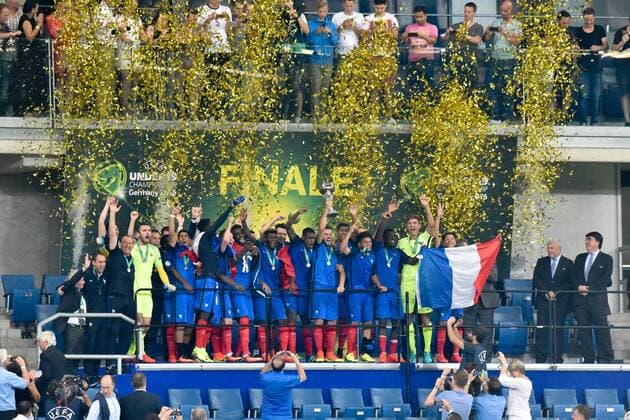 Fußball, U19 EM, Finale, Frankreich ist Europameister GER, UEFA U19 2016, Finale, Frankreich (FRA) vs Italien (ITA) 24.07.2016, Rhein-Neckar-Arena, Sinsheim, GER, UEFA U19 EURO 2016, Finale, France (FRA) vs Italy (ITA), picture shows im Bild: Frankreich ist U19-Europameister, Siegerzeremonie mit Pokal Foto © nordphoto Fabisch nordphotox xFabisch