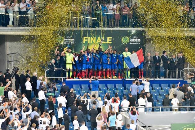 Fußball, U19 EM, Finale, Frankreich ist Europameister GER, UEFA U19 2016, Finale, Frankreich (FRA) vs Italien (ITA) 24.07.2016, Rhein-Neckar-Arena, Sinsheim, GER, UEFA U19 EURO 2016, Finale, France (FRA) vs Italy (ITA), picture shows im Bild: Frankreich ist U19-Europameister, Siegerzeremonie mit Pokal Foto © nordphoto Fabisch nordphotox xFabisch