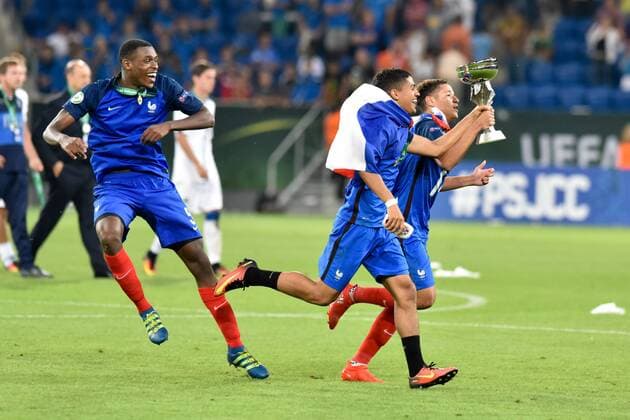 Fußball, U19 EM, Finale, Frankreich ist Europameister GER, UEFA U19 2016, Finale, Frankreich (FRA) vs Italien (ITA) 24.07.2016, Rhein-Neckar-Arena, Sinsheim, GER, UEFA U19 EURO 2016, Finale, France (FRA) vs Italy (ITA), picture shows im Bild: Amine Harit ( 14, Frankreich France (FRA)) und Issa Diop ( 5, Frankreich France (FRA)) mit Pokal in Richtung der Fans Foto © nordphoto Fabisch nordphotox xFabisch