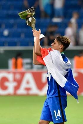 Fußball, U19 EM, Finale, Frankreich ist Europameister GER, UEFA U19 2016, Finale, Frankreich (FRA) vs Italien (ITA) 24.07.2016, Rhein-Neckar-Arena, Sinsheim, GER, UEFA U19 EURO 2016, Finale, France (FRA) vs Italy (ITA), picture shows im Bild: Amine Harit ( 14, Frankreich France (FRA)) mit Pokal in Richtung der Fans Foto © nordphoto Fabisch nordphotox xFabisch