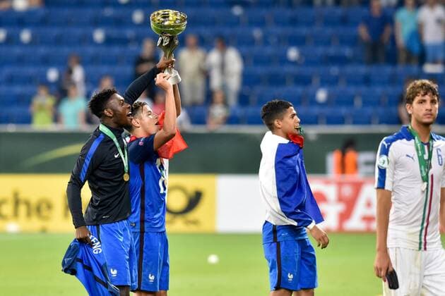 Fußball, U19 EM, Finale, Frankreich ist Europameister GER, UEFA U19 2016, Finale, Frankreich (FRA) vs Italien (ITA) 24.07.2016, Rhein-Neckar-Arena, Sinsheim, GER, UEFA U19 EURO 2016, Finale, France (FRA) vs Italy (ITA), picture shows im Bild: Amine Harit ( 14, Frankreich France (FRA)) und Issa Diop ( 5, Frankreich France (FRA)) mit Pokal in Richtung der Fans Foto © nordphoto Fabisch nordphotox xFabisch