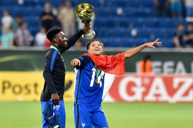 Fußball, U19 EM, Finale, Frankreich ist Europameister GER, UEFA U19 2016, Finale, Frankreich (FRA) vs Italien (ITA) 24.07.2016, Rhein-Neckar-Arena, Sinsheim, GER, UEFA U19 EURO 2016, Finale, France (FRA) vs Italy (ITA), picture shows im Bild: Amine Harit ( 14, Frankreich France (FRA)) und Issa Diop ( 5, Frankreich France (FRA)) mit Pokal in Richtung der Fans Foto © nordphoto Fabisch nordphotox xFabisch