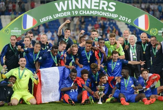 Fußball, U19 EM, Finale, Frankreich ist Europameister 24.07.2016, xmhx, Fussball EM 2016 U19 Finale, Italien - Frankreich, emspor, Jubel bei Paul Bernardorni (Frankreich), Jerome Onguene (Frankreich), Issa Diop (Frankreich) Jean-Kevin Augustin (Frankreich), Lucas Tousart (Frankreich), Kylian Mbappe (Frankreich), Ludovic Blas (Frankreich) Clement Michelin (Frankreich), Amine Harit (Frankreich) Christ-Emmanuel Maouassa (Frankreich), Denis Will Poha (Frankreich), Quentin Braat (Frankreich), Enock Kwateng (Frankreich) Olivier Boscagli (Frankreich), Jeremy Gelin (Frankreich), Florian Aye (Frankreich), Marcus Thuram (Frankreich), Jeando Fuchs (Frankreich), Ludovic Batelli (Trainer Frankreich) Sinsheim