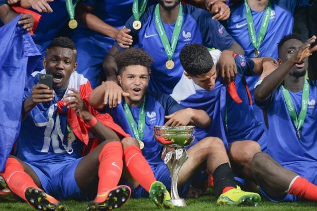 Fußball, U19 EM, Finale, Frankreich ist Europameister 24.07.2016, xmhx, Fussball EM 2016 U19 Finale, Italien - Frankreich, emspor, Jubel bei Paul Bernardorni (Frankreich), Jerome Onguene (Frankreich), Issa Diop (Frankreich) Jean-Kevin Augustin (Frankreich), Lucas Tousart (Frankreich), Kylian Mbappe (Frankreich), Ludovic Blas (Frankreich) Clement Michelin (Frankreich), Amine Harit (Frankreich) Christ-Emmanuel Maouassa (Frankreich), Denis Will Poha (Frankreich), Quentin Braat (Frankreich), Enock Kwateng (Frankreich) Olivier Boscagli (Frankreich), Jeremy Gelin (Frankreich), Florian Aye (Frankreich), Marcus Thuram (Frankreich), Jeando Fuchs (Frankreich), Ludovic Batelli (Trainer Frankreich) Sinsheim