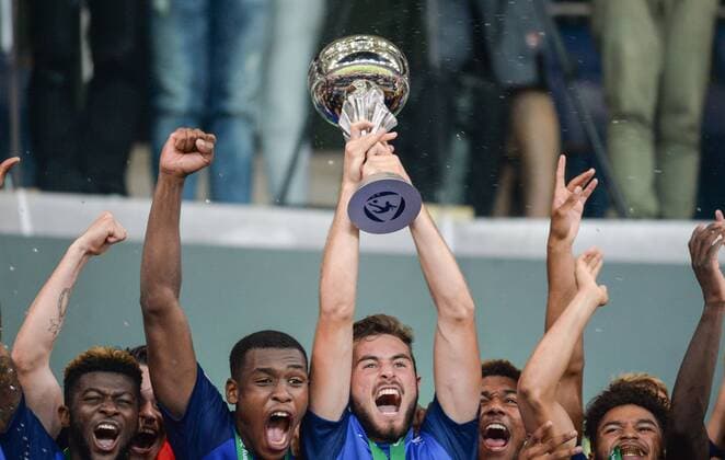 Fußball, U19 EM, Finale, Frankreich ist Europameister 24.07.2016, xmhx, Fussball EM 2016 U19 Finale, Italien - Frankreich, emspor, Jubel bei Paul Bernardorni (Frankreich), Jerome Onguene (Frankreich), Issa Diop (Frankreich) Jean-Kevin Augustin (Frankreich), Lucas Tousart (Frankreich), Kylian Mbappe (Frankreich), Ludovic Blas (Frankreich) Clement Michelin (Frankreich), Amine Harit (Frankreich) Christ-Emmanuel Maouassa (Frankreich), Denis Will Poha (Frankreich), Quentin Braat (Frankreich), Enock Kwateng (Frankreich) Olivier Boscagli (Frankreich), Jeremy Gelin (Frankreich), Florian Aye (Frankreich), Marcus Thuram (Frankreich), Jeando Fuchs (Frankreich), Ludovic Batelli (Trainer Frankreich) Sinsheim