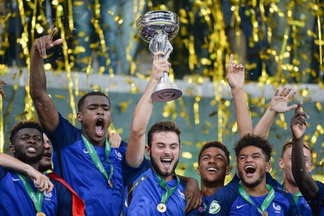 Fußball, U19 EM, Finale, Frankreich ist Europameister 24.07.2016, xmhx, Fussball EM 2016 U19 Finale, Italien - Frankreich, emspor, Jubel bei Paul Bernardorni (Frankreich), Jerome Onguene (Frankreich), Issa Diop (Frankreich) Jean-Kevin Augustin (Frankreich), Lucas Tousart (Frankreich), Kylian Mbappe (Frankreich), Ludovic Blas (Frankreich) Clement Michelin (Frankreich), Amine Harit (Frankreich) Christ-Emmanuel Maouassa (Frankreich), Denis Will Poha (Frankreich), Quentin Braat (Frankreich), Enock Kwateng (Frankreich) Olivier Boscagli (Frankreich), Jeremy Gelin (Frankreich), Florian Aye (Frankreich), Marcus Thuram (Frankreich), Jeando Fuchs (Frankreich), Ludovic Batelli (Trainer Frankreich) Sinsheim