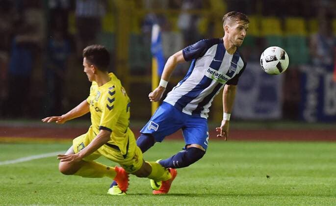 Peter Pekarik (Hertha BSC), am Ball, links Svenn Crone (Bröndby), Hertha BSC Berlin - Bröndby IF Europa League, Qualifikation, 3. Runde, Fußball, Fussball, soccer, Herren, Männer, Maenner, Deutschland, Germany, Ergebnis Berlin, 28.7.2016, Friedrich-Ludwig-Jahn-Stadion