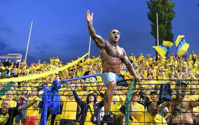 Die Bröndby-Fans feuern ausgelassen Hertha BSC Berlin - Bröndby IF Europa League, Qualifikation, 3. Runde, Fußball, Fussball, soccer, Herren, Männer, Maenner, Deutschland, Germany, Ergebnis Berlin, 28.7.2016, Friedrich-Ludwig-Jahn-Stadion