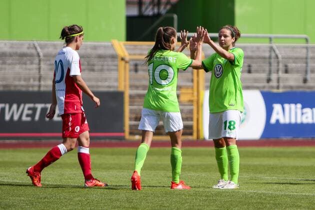 Fußball, Frauen, VfL Wolfsburg - SK Slavia Prag; vl Tessa Wullaert (Wolfsburg, 10), Vanessa Bernauer (Wolfsburg, 18) Jubel, Torjubel, Freude, Emotion, Torerfolg, Aktion, action, goal, goal celebration, celebrates. xtgx